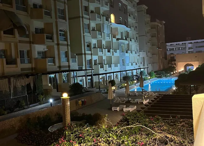 Cozy Poolside At Florenza Khamsin In شقة